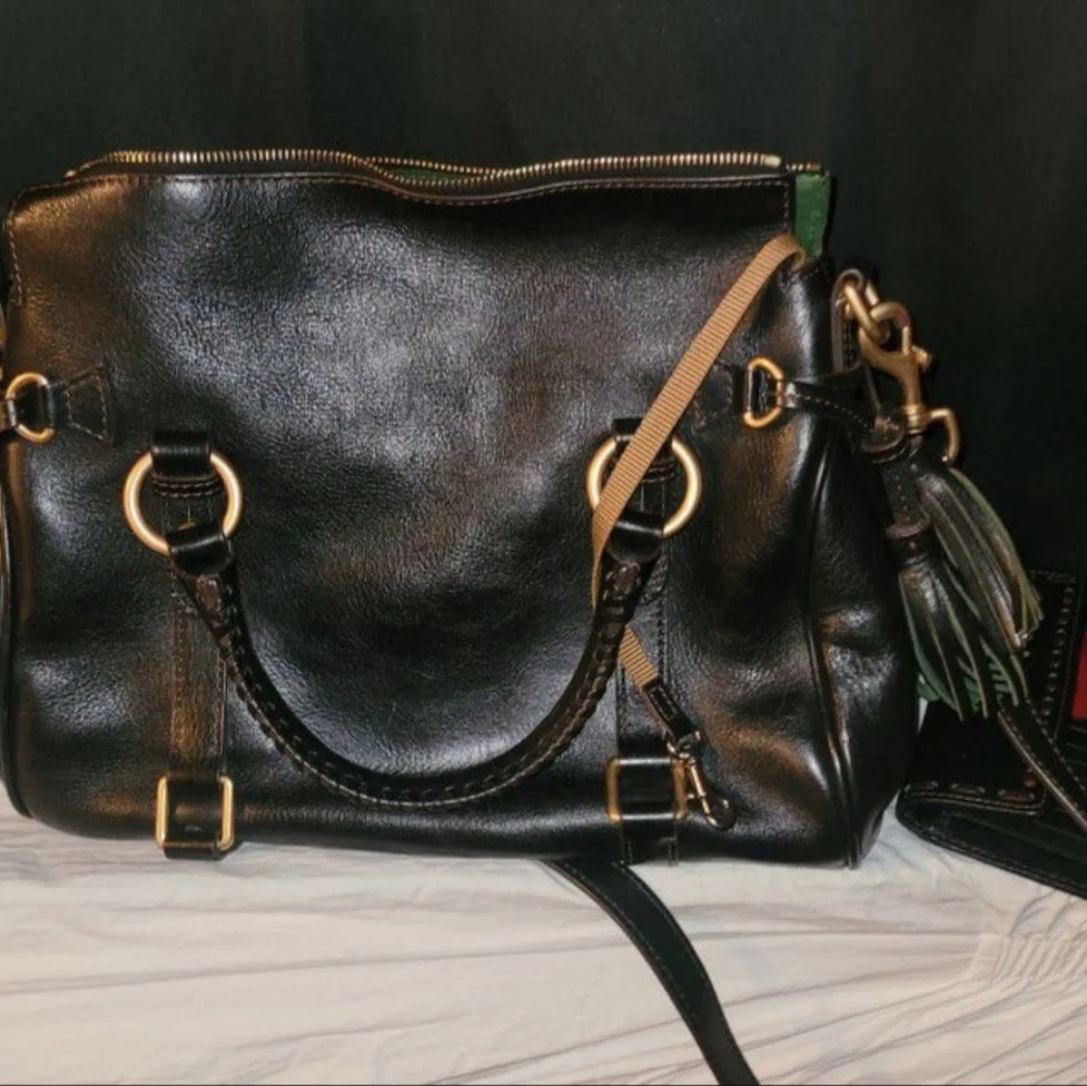Dooney & Bourke handles beautiful carry